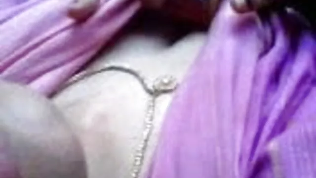 ક્લો ઈશ્કબાજી sucks એક સેકસી પીચર વીડીયો બીપી વ્યક્તિ બાથરૂમમાં